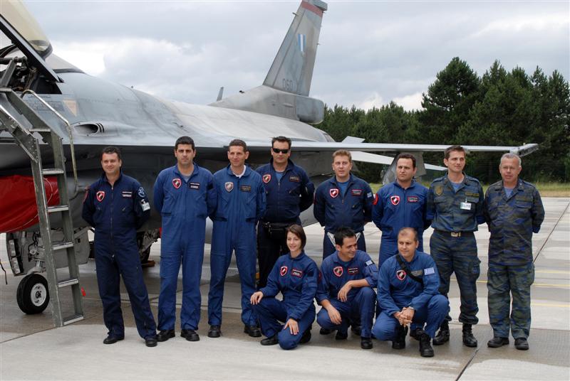 Hellenic Air Force F-16 team.jpg - jens.schymura@onlinehome.de